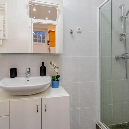 Apartment Luxurious Cozy 1br Apt - 2min Walk To Gozsduyard! Budapest