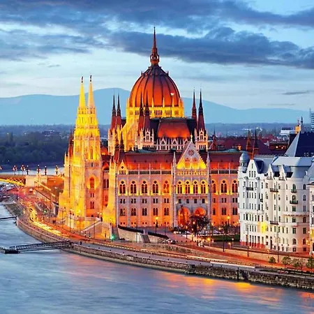 Luxurious Cozy 1br Apt - 2min Walk To Gozsduyard! * Budapest
