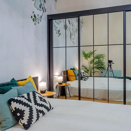 Luxurious Cozy 1br Apt - 2min Walk To Gozsduyard! Apartment
