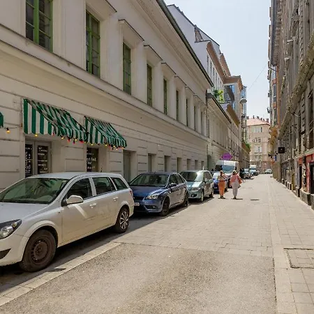 Luxurious Cozy 1br Apt - 2min Walk To Gozsduyard! * Budapest