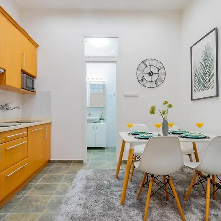Luxurious Cozy 1br Apt - 2min Walk To Gozsduyard! Apartment Budapest