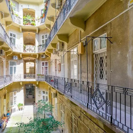 Luxurious Cozy 1br Apt - 2min Walk To Gozsduyard! Apartment *