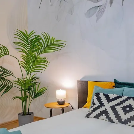Luxurious Cozy 1br Apt - 2min Walk To Gozsduyard! *