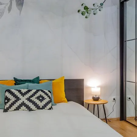 Luxurious Cozy 1br Apt - 2min Walk To Gozsduyard! Apartment Budapest
