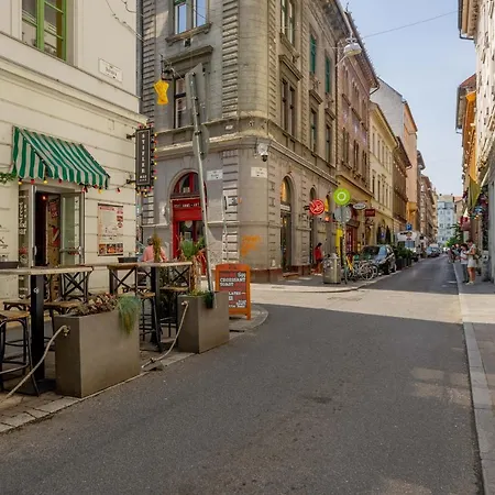 Apartment Luxurious Cozy 1br Apt - 2min Walk To Gozsduyard!