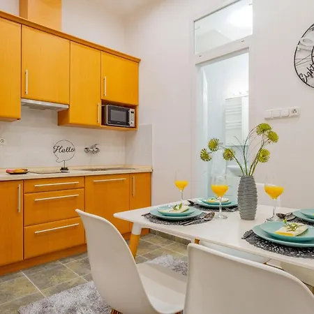 Luxurious Cozy 1br Apt - 2min Walk To Gozsduyard! Apartment Budapest