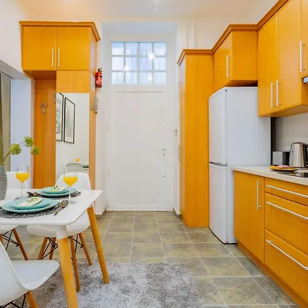 Luxurious Cozy 1br Apt - 2min Walk To Gozsduyard! Apartment Budapest