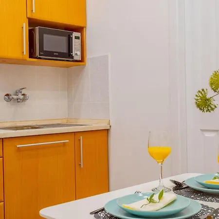 Luxurious Cozy 1br Apt - 2min Walk To Gozsduyard!